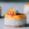 Rezept - Meyer-Zitronen-Käsekuchen mit gerösteten Pfirsichen und Lavendelsirup - Healthy Vegan Sonderheft - Sommerspecial