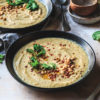 Rezept - Blumenkohl-Lauch-Suppe mit Pinienkernen - Vegan Food & Living – 03/2020